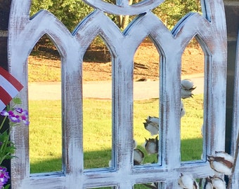 Arched frame mirror with quatrefoil