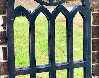 Arched frame mirror with quatrefoil