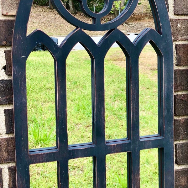 Arched frame mirror with quatrefoil