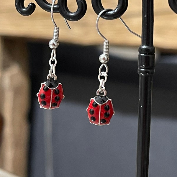 Boucles d’oreilles pendante en métal argenté petite coccinelle rouge noir ladybug