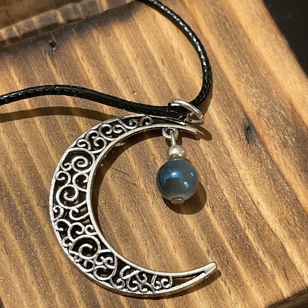 Collier pendentif argenté Demi-lune et perle magique bleu grise, croissant de Lune