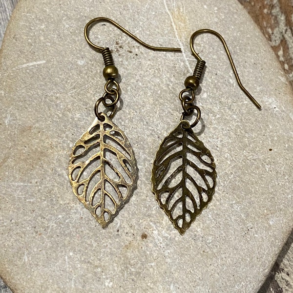 Boucles d’oreilles pendante en métal bronze feuille d arbre ajouré