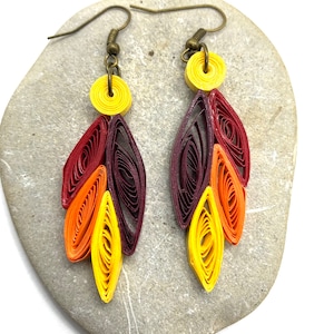 Orecchini quilling con foglie autunnali in giallo, arancione, marrone e bordeaux
