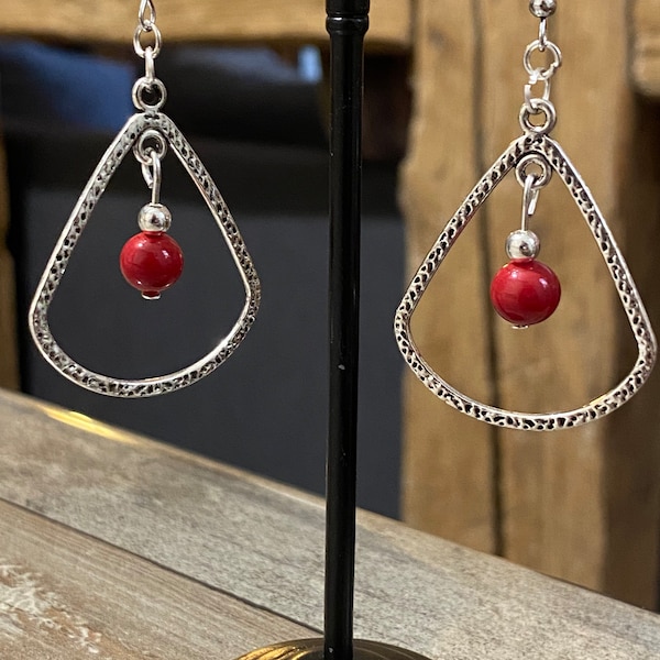 Boucles d’oreilles forme triangle métal léger et perles rouge Céramique