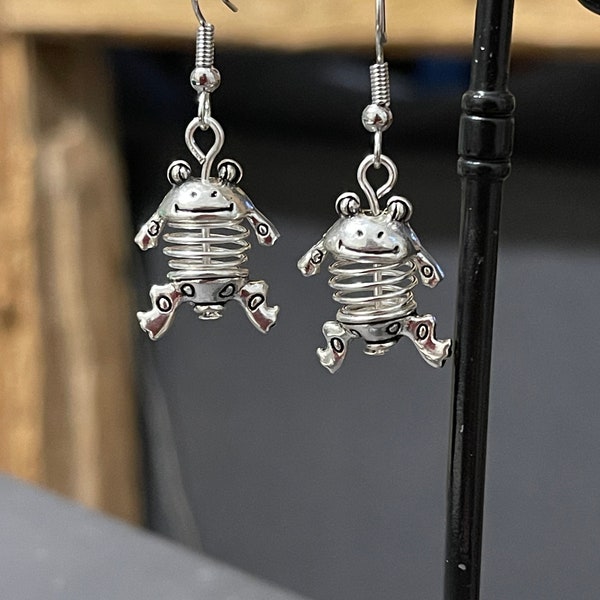 Boucles d'oreilles en métal petite grenouille et perle ressort argenté