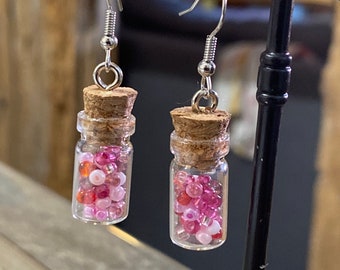 Boucles d'oreilles petite fiole à souhaits bouteille en verre et perles de rocailles rose mauve blanche