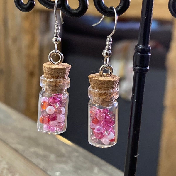 Boucles d'oreilles petite fiole à souhaits bouteille en verre et perles de rocailles rose mauve blanche