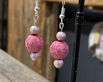 Boucles d'oreilles en métal argentées pendante perles rouge rose clair