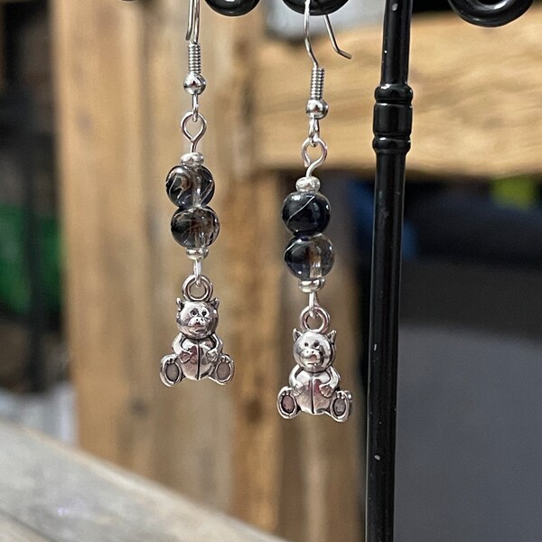 Boucles d'oreilles en métal argenté petit nounours peluche ourson et perles noire blanc marron