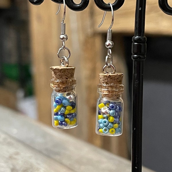 Boucles d'oreilles petite fiole à souhaits bouteille en verre et perles de rocailles bleu jaune