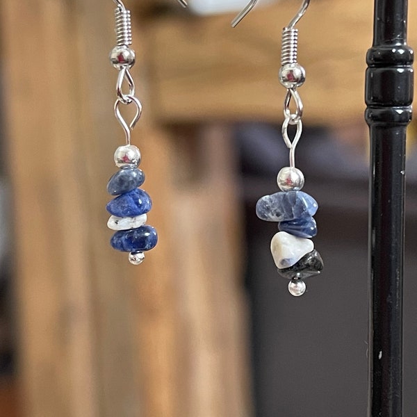 Petites Boucles d’oreilles pendante en perle chips pierre naturelle sodalite bleu blanc véritable