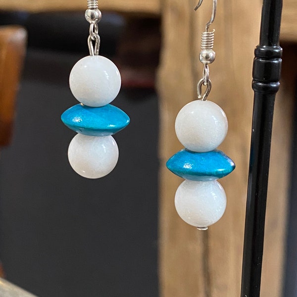 Boucles d'oreilles perles blanche pierre naturelle et anneau de bois turquoise