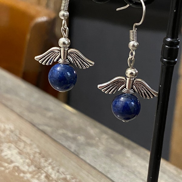 Boucles d’oreilles pendante argenté petit ange avec ailes et perles pierre naturelle bleu