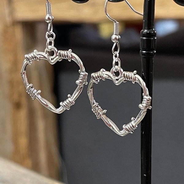 Boucles d’oreilles cœur barbelés en métal argenté