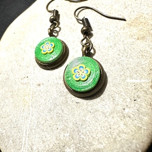 Duo di orecchini rotondi in metallo quilling di colore verde in carta e fiore in fimo