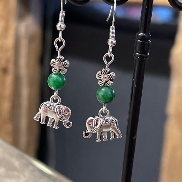 Éléphant Boucles d'oreilles pendante en métal argenté éléphant et sa perle de jade verte naturelle elephant