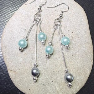 Boucles d'oreilles grappe argenté bleu grise brillante 3 branches