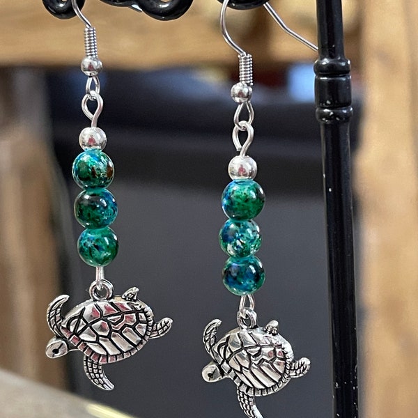 Boucles d'oreilles pendante en métal argenté petite tortue de mer et perles vert d eau