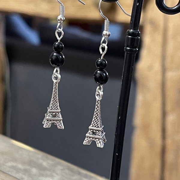 Boucles d’oreilles en métal argenté pendante Paris Tour Eiffel France et perles noires