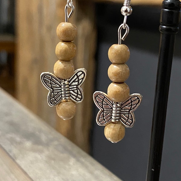 Boucles d’oreilles perles en bois et papillon en métal argenté