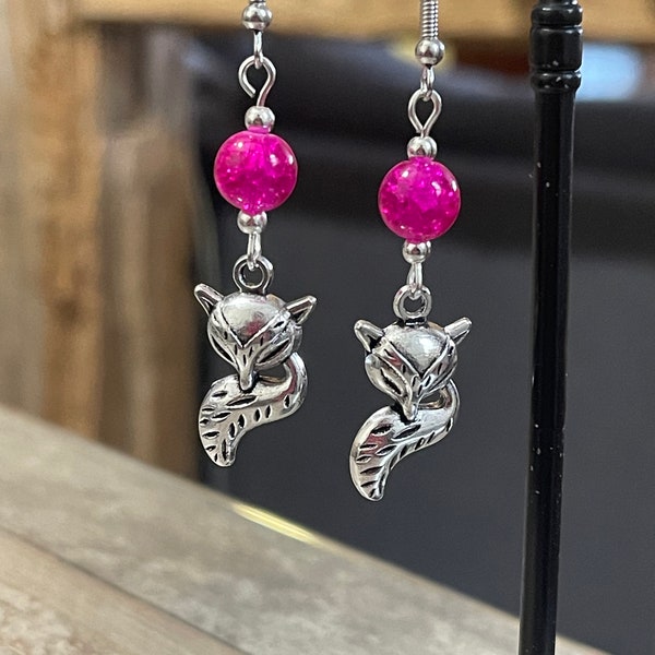 Boucles d’oreilles pendante en métal argenté renard et perles craquelées rose mauve