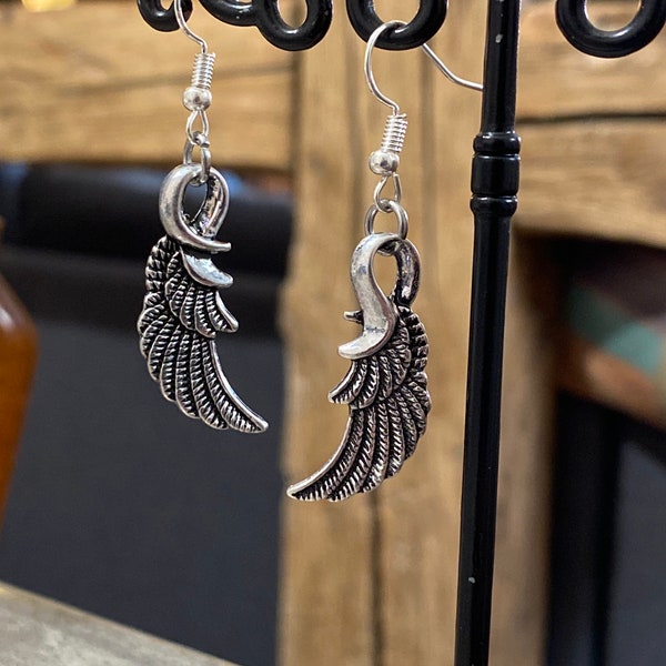 Boucles d’oreilles pendante en métal argenté plume ailes d ange gothique