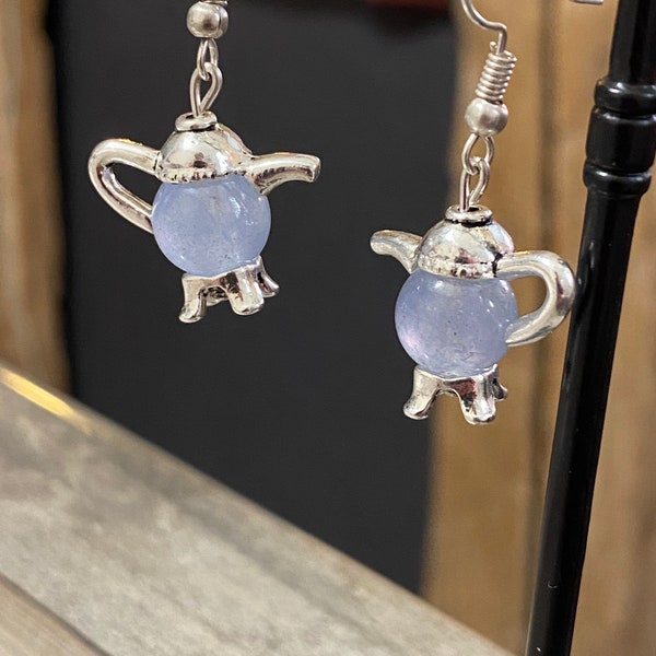 Boucles d'oreilles en métal petite théière et perle pierre naturelle bleu clair bouilloire