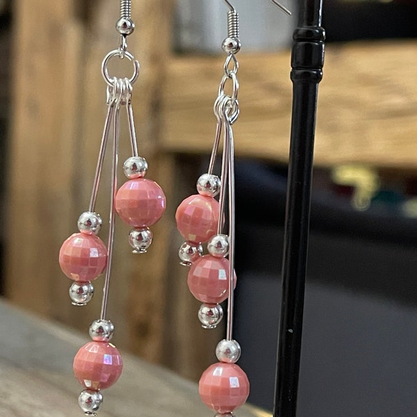 Boucles d'oreilles grappe trio de perles rose à facettes pendante et métal