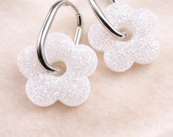 Boucles d’oreilles Pampilles fleurs blanche pailletée avec ou sans créoles
