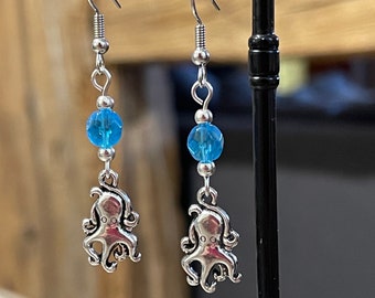 Boucles d'oreilles pendante en métal argenté pieuvre, poulpe marin et perle à facettes bleu turquoise