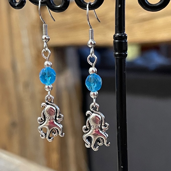 Boucles d'oreilles pendante en métal argenté pieuvre, poulpe marin et perle à facettes bleu turquoise