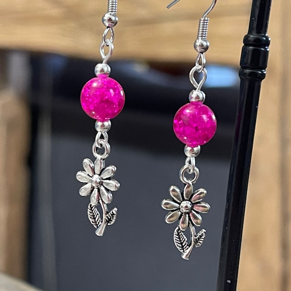 Boucles d’oreilles pendante en métal argenté fleur marguerite et perles craquelées rose mauve