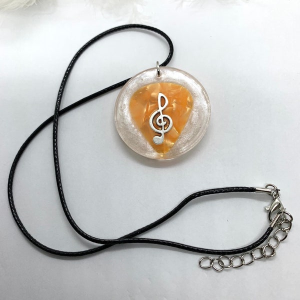 Collier pendentif blanc rond nacré avec mediator orange et clef de sol en résine UV