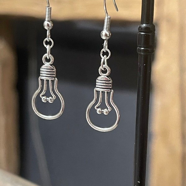 Boucles d’oreilles forme ampoule vintage en métal argenté