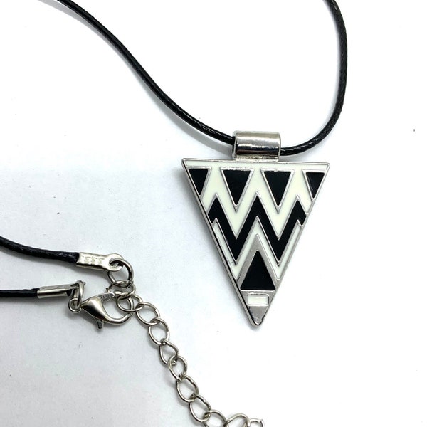 Collier cordon ciré avec pendentif triangle noir et blanc en métal