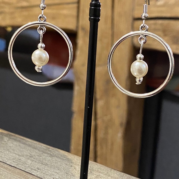 Boucles d’oreilles pendante anneaux créole argenté et perle nacré blanche