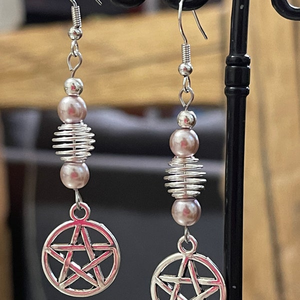 Boucles d'oreilles en métal argenté étoile Pentacle et perles en verre mauve clair