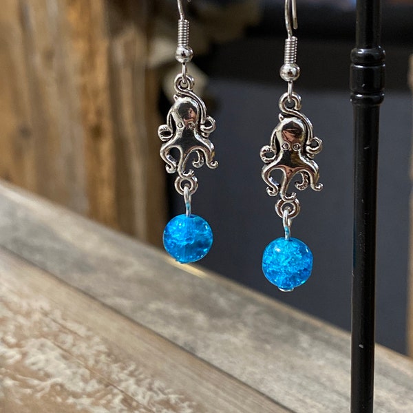 Boucles d'oreilles pendante en métal argenté pieuvre, poulpe marin et perle bleu mer craquelée