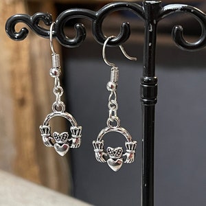 Pendientes de metal plateado con forma de corazón de ángel de Buffy la cazavampiros