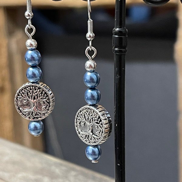 Boucles d’oreilles pendante en métal argenté Yggdrasil Arbre du savoir et perles bleu marine brillante