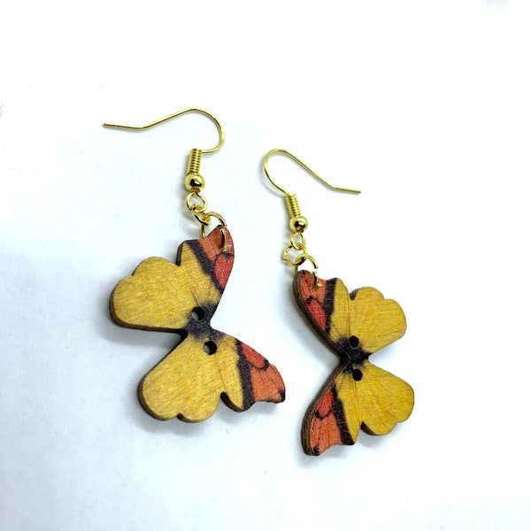 Boucles d’oreilles dorées bouton en bois papillon imprimé tendance jaune orange