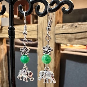 Brincos pendentes de elefante em elefante de metal prateado e seu elefante de contas de jade verde natural