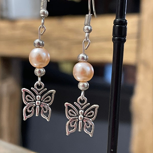 Boucles d'oreilles Petit Papillon argenté en métal et perle orange clair saumon nacré pastel