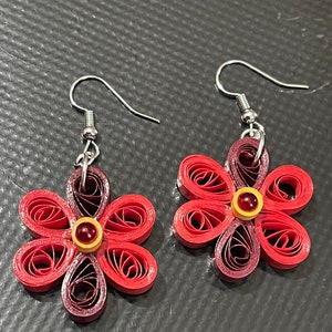 Orecchini in carta quilling piccolo fiore rosso arancio bordeaux