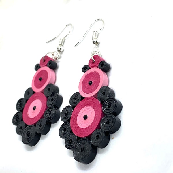 Boucles d’oreilles quilling ronde fleur duo de rose noir et strass