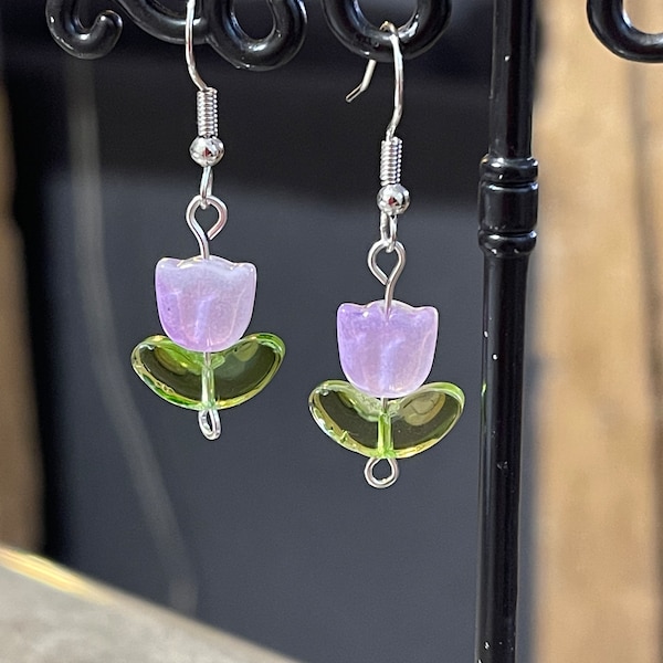 Silberohrringe mit lila Tulpenblüten im Glas