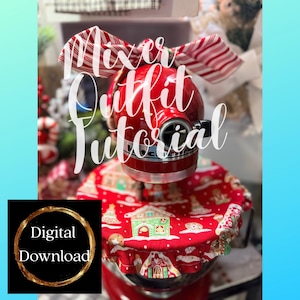 Könnte beinhalten: Ein roter Küchenmixer mit einer festlichen Abdeckung mit einem Lebkuchenhausmuster. Eine passende Schleife und der Text "Mixer Outfit Tutorial" befinden sich auf dem Mixer. Das Bild enthält auch eine "Digital Download"-Grafik.