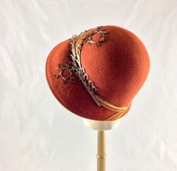 Vintage 1920s Inspired Cloche Hat With Curled Pheasant 