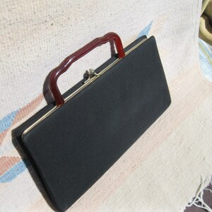 Bolso con asa de baquelita de mediados de siglo, hacia 1950