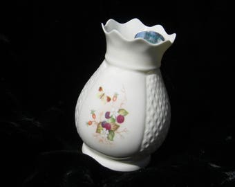 6 34 x 4 IRISH ROSE Donegal Parian China Vase